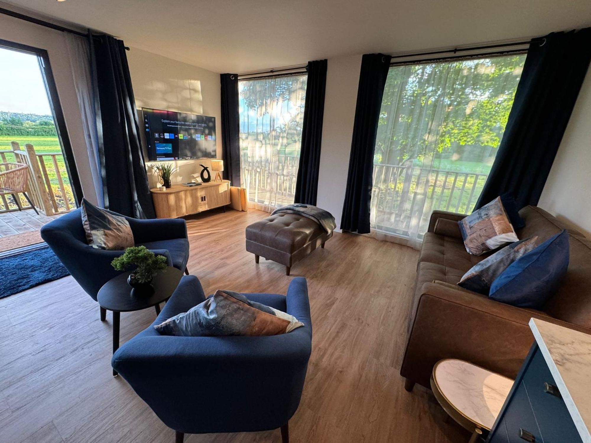 Unbox At Poplar Tree Holiday home *