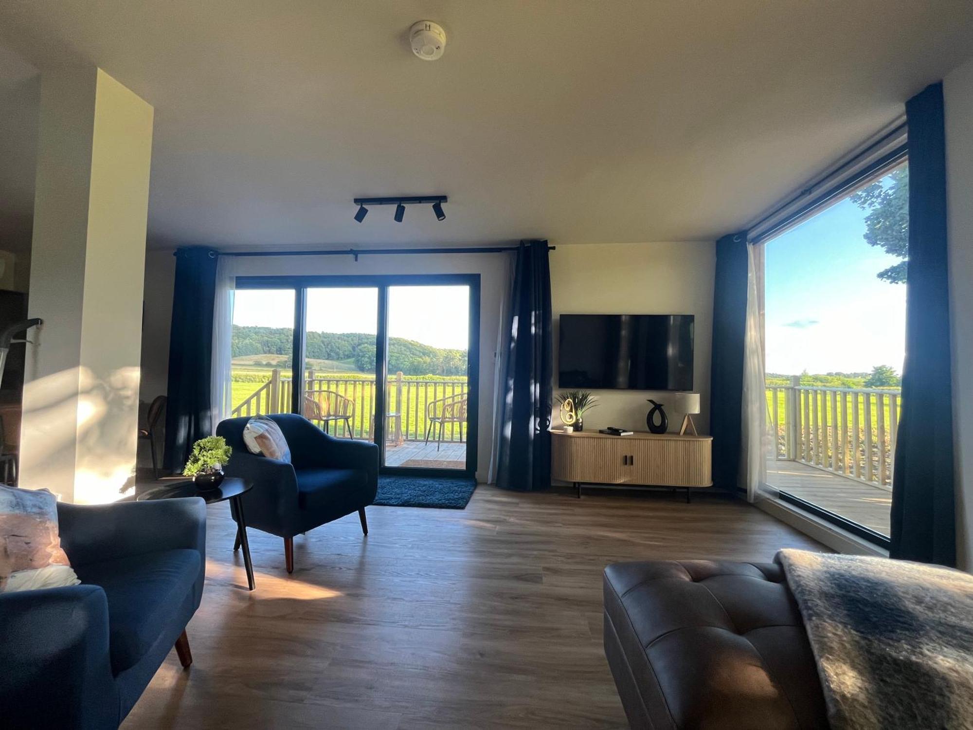 Unbox At Poplar Tree Holiday home *