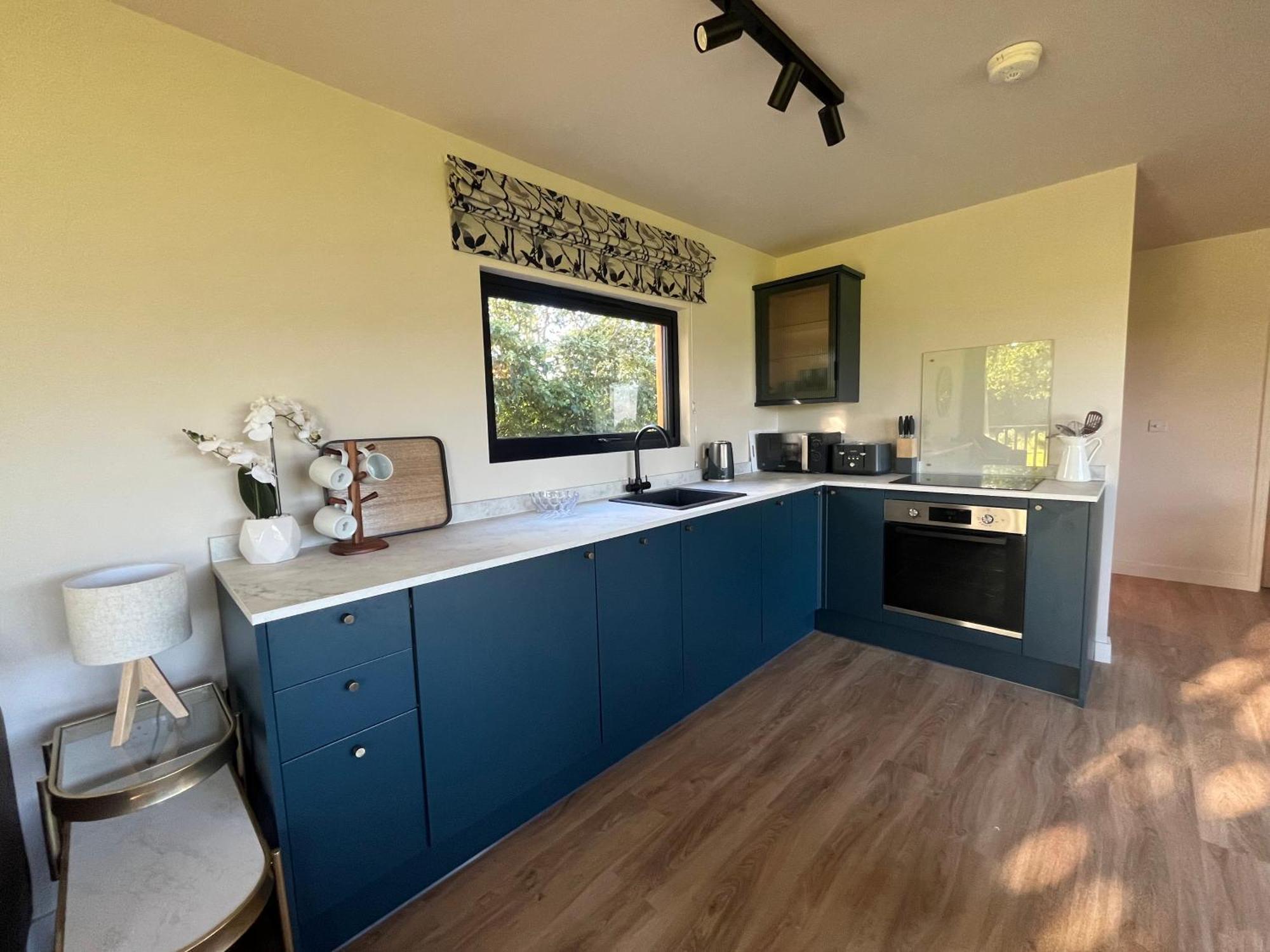 Unbox At Poplar Tree Holiday home